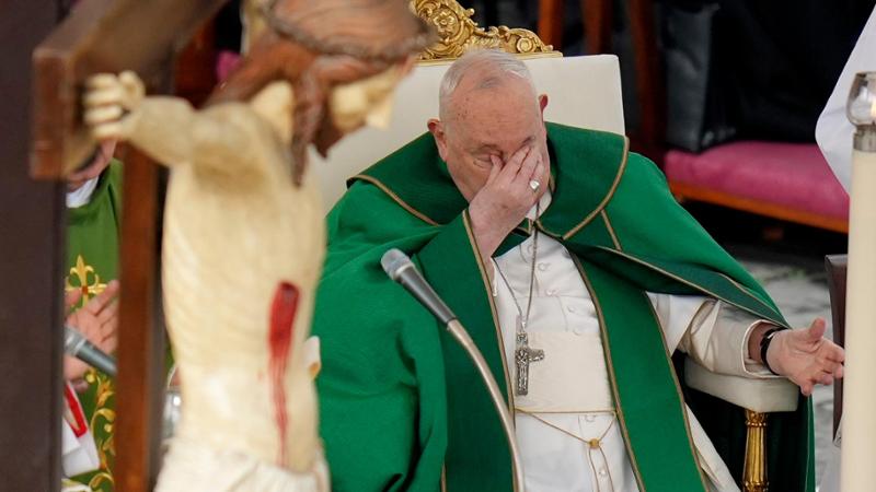 Il Pontefice è ricoverato da venerdì scorso al Policlinico Gemelli di Roma. La Sala Stampa vaticana conferma una degenza ospedaliera prolungata a causa di un’infezione polimicrobica.