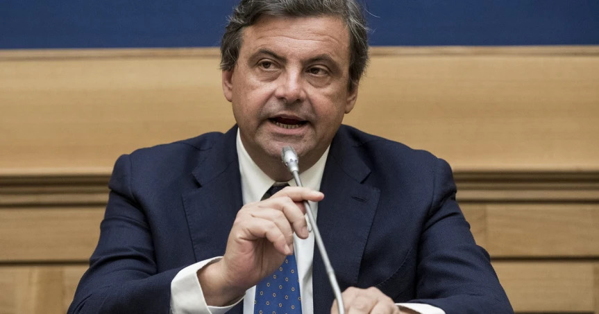 Alta tensione in Senato tra Carlo Calenda e il ministro delle Imprese Adolfo Urso sulla questione degli stabilimenti ex Whirlpool in Italia. Il leader di Azione accusa il governo di aver ingannato i lavoratori, mentre il ministro contrattacca: "Calenda mente a Parlamento, Paese e lavoratori".