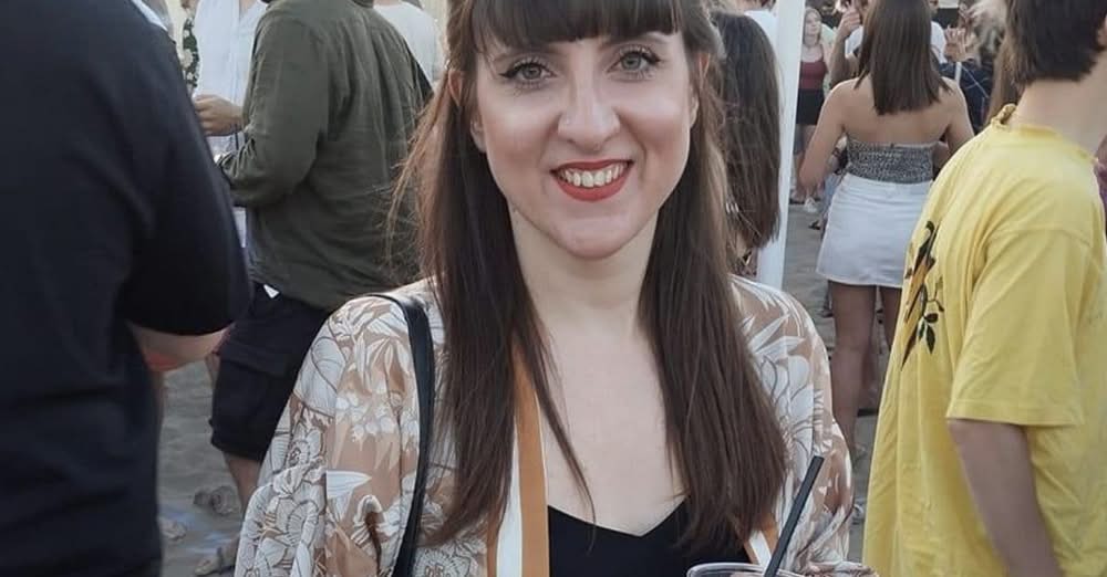 La 36enne si stava recando al lavoro quando la sua auto ha sbandato ed è finita contro un pullman carico di studenti. Il padre ha assistito alla scena.