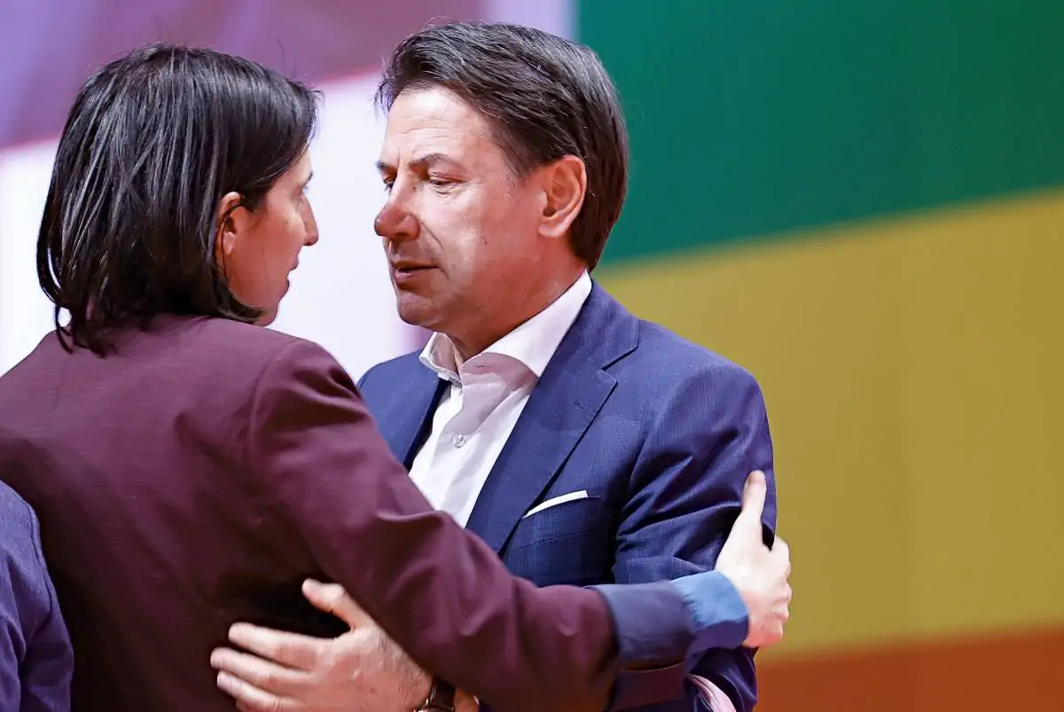 Mentre il centrodestra consolida il suo primato, il fronte delle opposizioni continua a sfaldarsi tra divisioni ideologiche, accuse reciproche e strategie inesistenti.