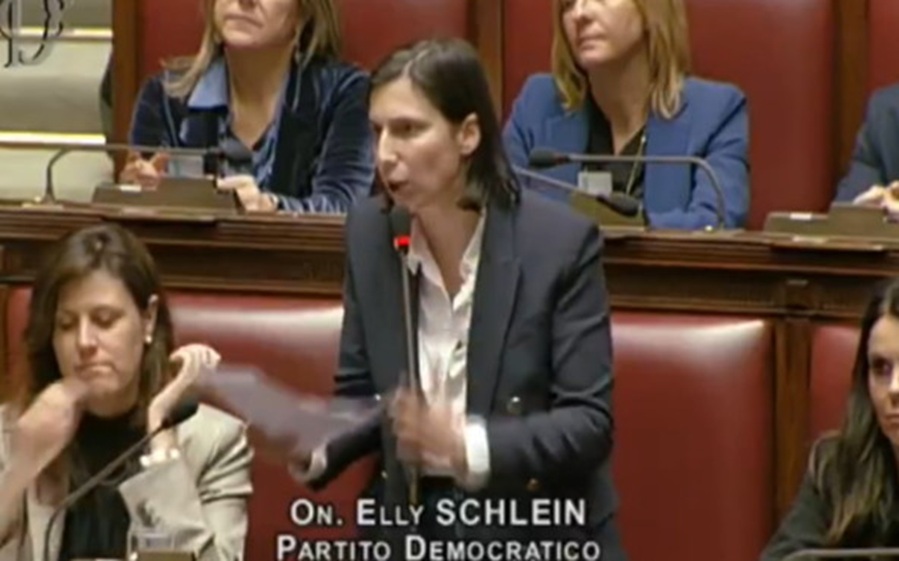 Duro scontro in Aula tra la segretaria del PD Elly Schlein e la ministra del Turismo Daniela Santanchè. L’opposizione chiede le dimissioni della ministra, accusata di conflitto di interessi e di gestione poco trasparente del suo incarico.