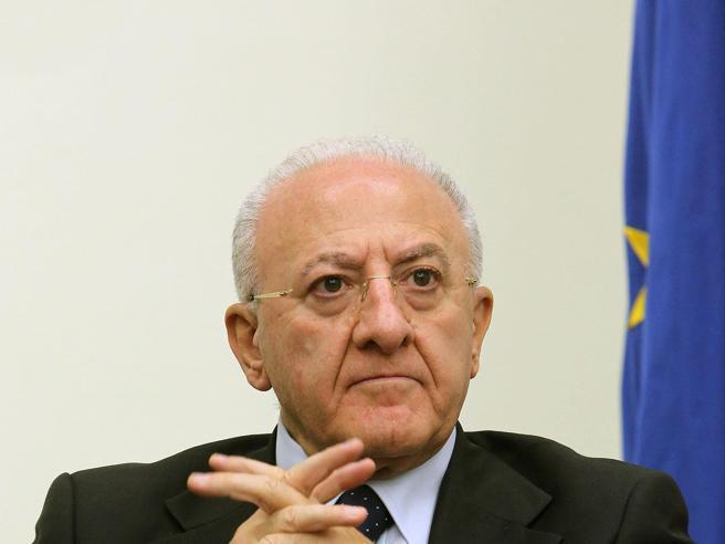 Il governatore della Campania, ai ferri corti con il Nazareno, attacca Elly Schlein sulla vicenda dell'arresto del tesoriere dem campano Nicola Salvati.