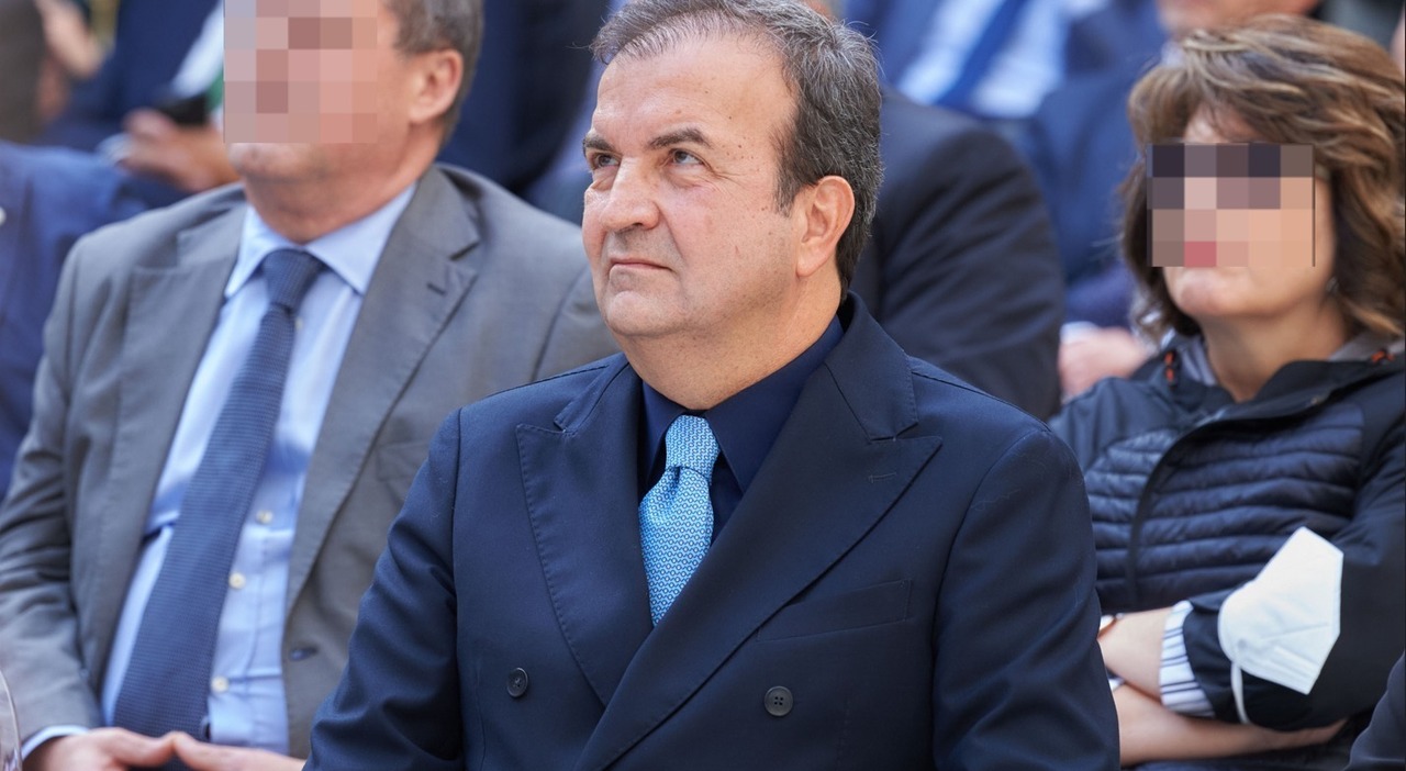 Il figlio dell’ex sindaco di Cosenza, Mario Occhiuto, è morto nella notte dopo essere caduto dalla finestra della sua abitazione. Inutili i tentativi dei medici di salvarlo.