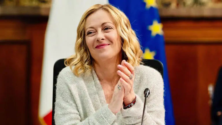 Fratelli d’Italia si rafforza nei sondaggi, toccando il 29,2%, mentre il Pd cala al 22,8%, ampliando il distacco a 6,4 punti. Sotto il 3% Azione, Italia Viva e +Europa, che rischiano l’esclusione dal Parlamento. Il 71% degli italiani chiede le dimissioni della ministra Daniela Santanchè.
