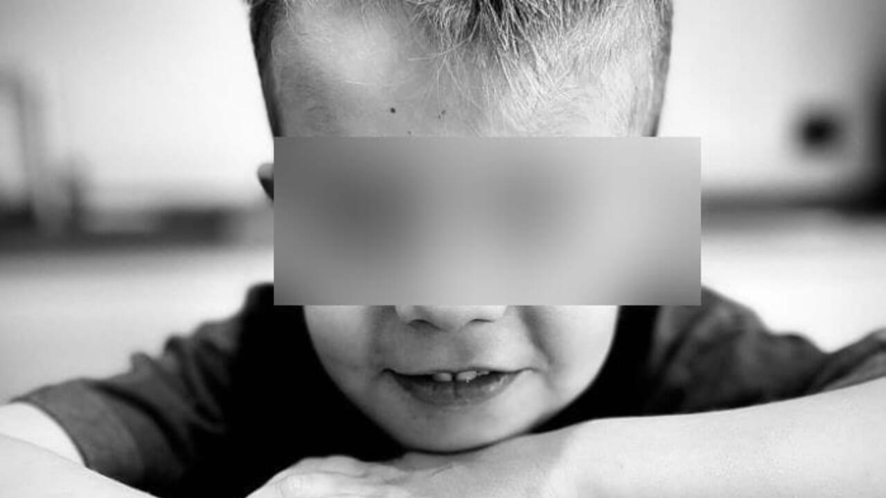 Cesare Zambon, 6 anni, ha lottato con forza contro la neurofibromatosi, una malattia genetica rara che lo aveva reso cieco. È morto all’ospedale Gaslini di Genova.