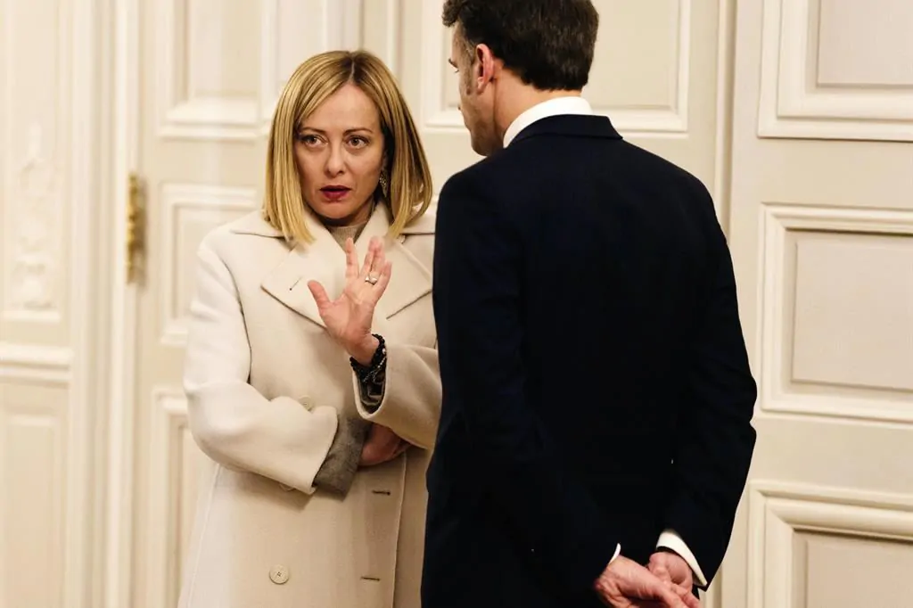 Al summit sull’Ucraina organizzato da Emmanuel Macron, la premier Giorgia Meloni si è presentata con un’ora di ritardo rispetto agli altri leader. Nessuna dichiarazione al termine dell’incontro.