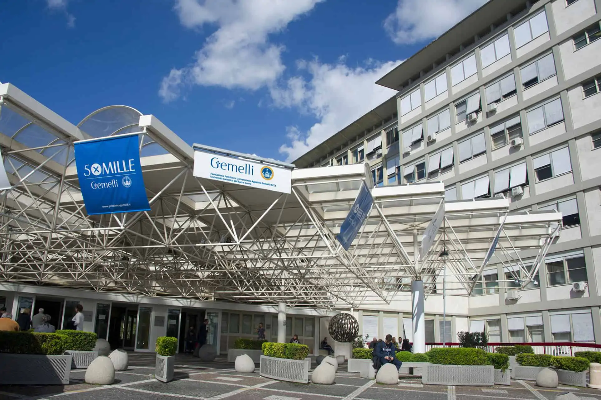 Un medico di Vibo Valentia ha minacciato e aggredito i colleghi al Policlinico Gemelli di Roma. Arrestato dopo aver opposto resistenza anche alla polizia.