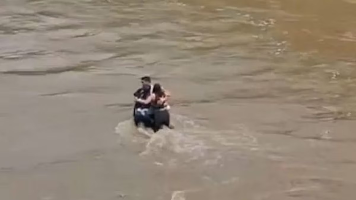 Le registrazioni delle chiamate di soccorso rivelano la disperazione di Patrizia Cormos e dei suoi amici prima di essere travolti dal fiume. Indagati quattro operatori per la gestione dell’emergenza.