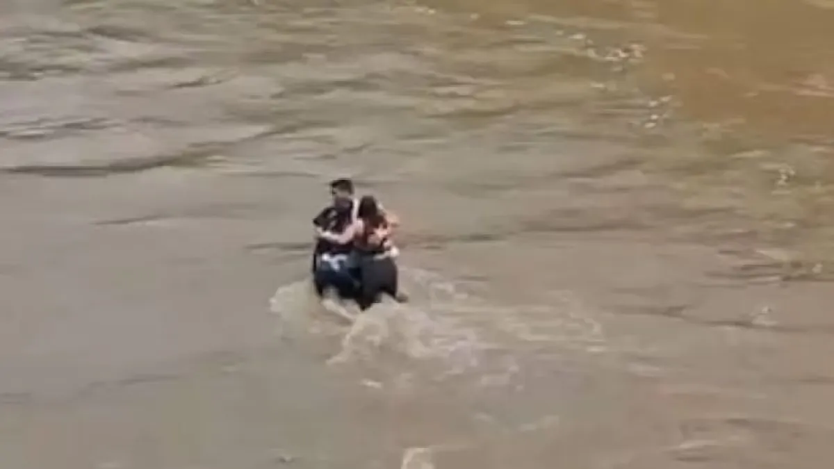 Le registrazioni delle chiamate di soccorso rivelano la disperazione di Patrizia Cormos e dei suoi amici prima di essere travolti dal fiume. Indagati quattro operatori per la gestione dell’emergenza.
