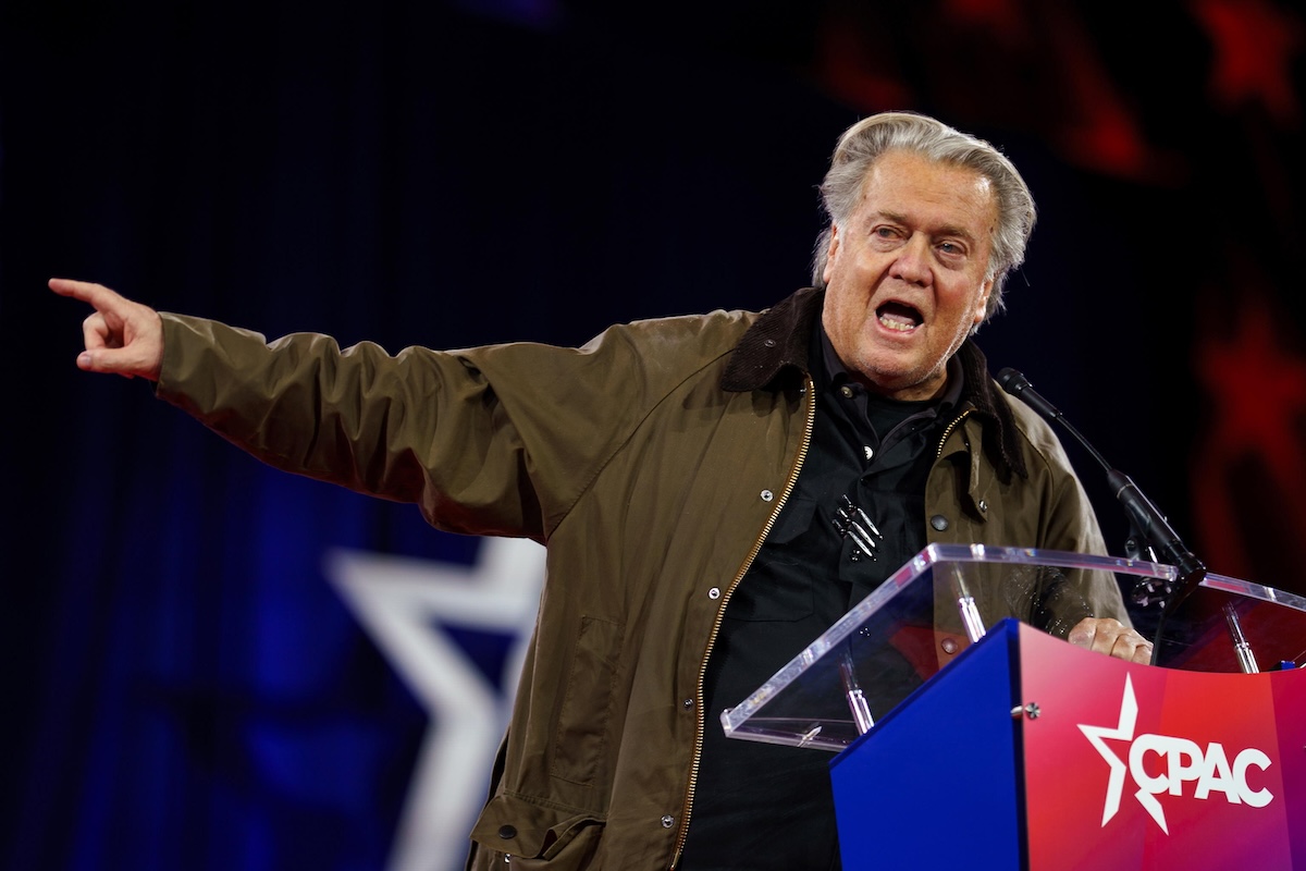 L’ex stratega di Donald Trump, Steve Bannon, esorta la premier Giorgia Meloni a rivedere la sua posizione sull’Ucraina, allineandosi alla nuova strategia americana: “Senza gli Usa, è finita”.