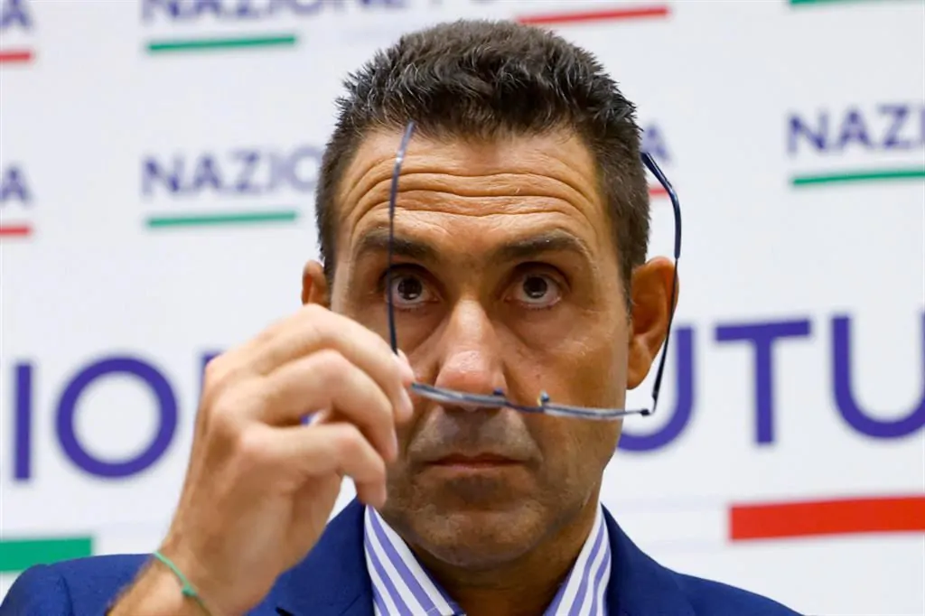 L’europarlamentare della Lega Roberto Vannacci sarà tra il pubblico della terza serata del Festival di Sanremo. La sua presenza, non voluta dalla Rai, ha già sollevato polemiche.