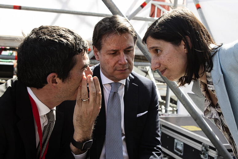 Il leader del M5S annuncia una manifestazione contro la narrazione economica del governo Meloni. Il Pd e la sinistra radicale provano a salire sul carro, ma Conte resta freddo: "I nostri primi alleati sono i cittadini".