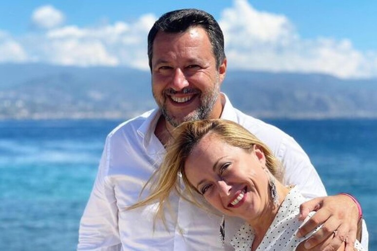 Dopo la pubblicazione dei messaggi privati con insulti a Salvini, la premier interviene su X per stemperare le tensioni e ribadire la solidità dell’alleanza con la Lega. Il vicepremier minimizza: "Vecchie battute di un'altra era politica".
