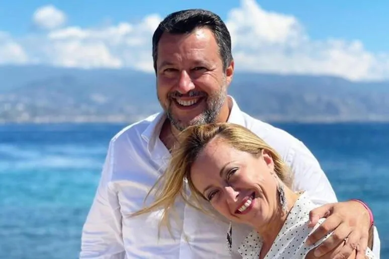 Dopo la pubblicazione dei messaggi privati con insulti a Salvini, la premier interviene su X per stemperare le tensioni e ribadire la solidità dell’alleanza con la Lega. Il vicepremier minimizza: "Vecchie battute di un'altra era politica".