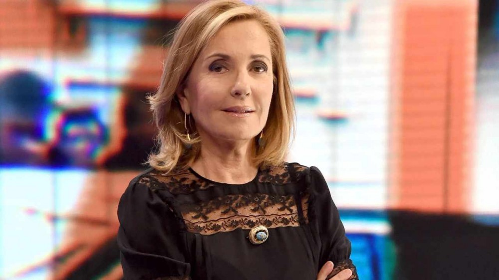 La conduttrice chiude la puntata con un messaggio dedicato a Eleonora Giorgi, gravemente malata. Accanto a lei il figlio Paolo Ciavarro.