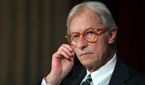 Non si è fatta attendere la reazione di Vittorio Feltri alle dichiarazioni di Elodie, che durante la conferenza stampa di Sanremo 2025 ha risposto a una domanda di Striscia la Notizia affermando che "non voterebbe mai per Giorgia Meloni, neanche se le tagliassero una mano".