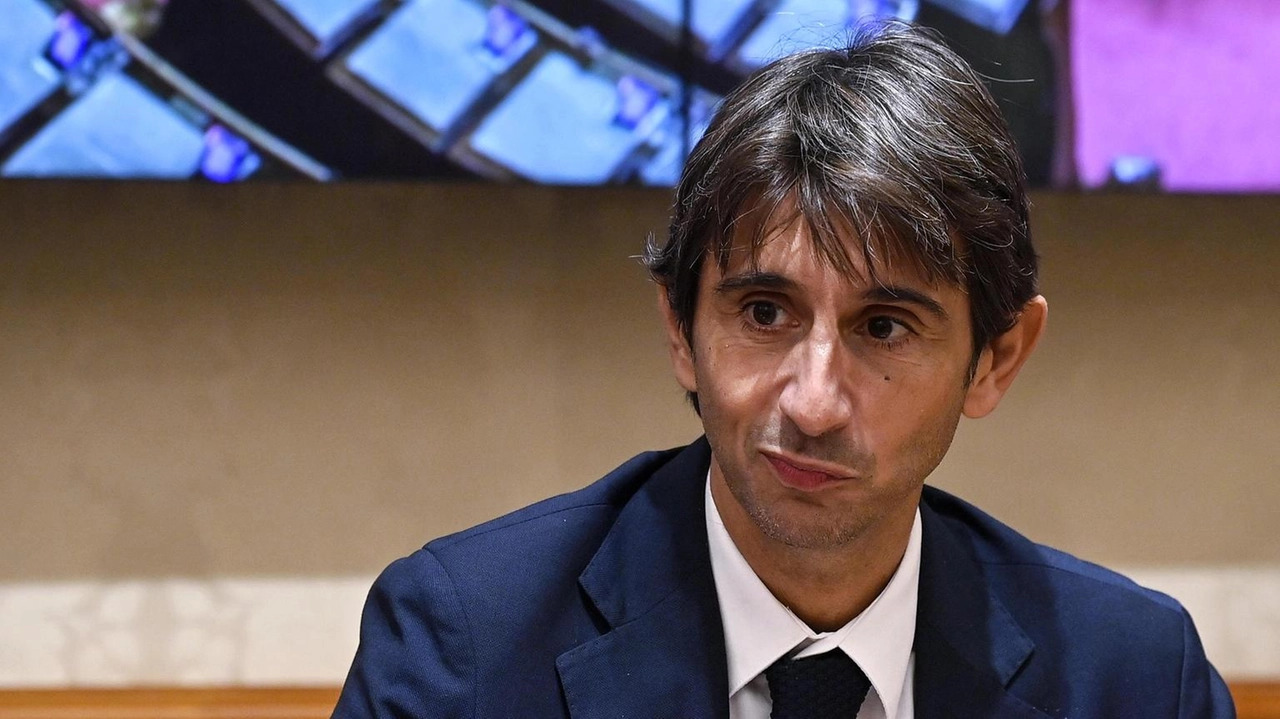 Scontro in Aula dopo l’informativa di Nordio e Piantedosi. Donzelli difende l’operato del governo e accusa il PD sulla gestione dell’accoglienza e presunti legami con le mafie.