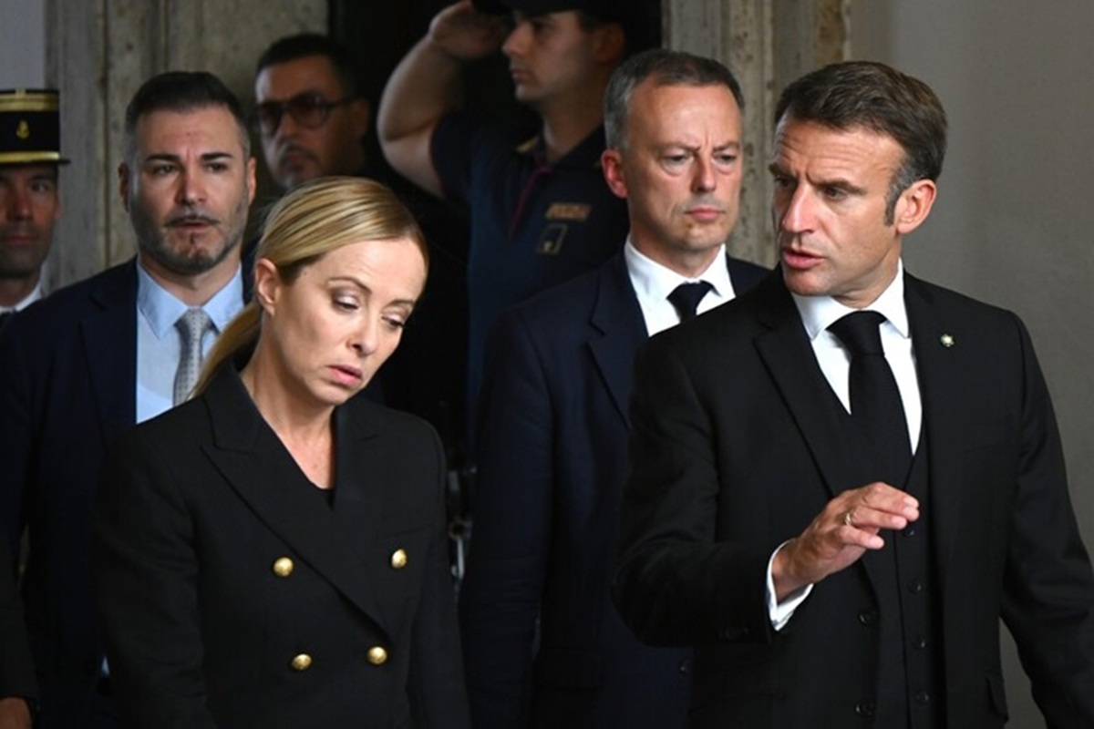 Scontro tra Italia e Francia sull'invio di truppe in Ucraina. Meloni critica Macron per l’incontro con Trump senza consultare gli alleati europei.