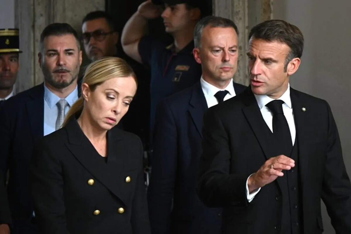 Scontro tra Italia e Francia sull'invio di truppe in Ucraina. Meloni critica Macron per l’incontro con Trump senza consultare gli alleati europei.