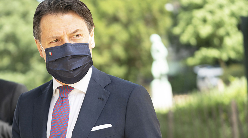 “Milioni di mascherine non conformi, pericolose per la salute, hanno circolato durante la pandemia. Dispositivi inutili, che non proteggevano dal contagio e che forse hanno persino favorito la diffusione del Covid”