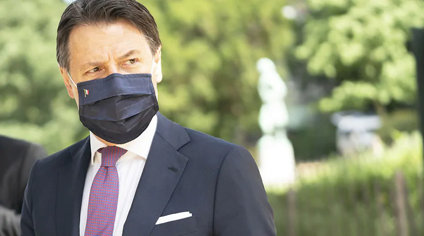 “Milioni di mascherine non conformi, pericolose per la salute, hanno circolato durante la pandemia. Dispositivi inutili, che non proteggevano dal contagio e che forse hanno persino favorito la diffusione del Covid”