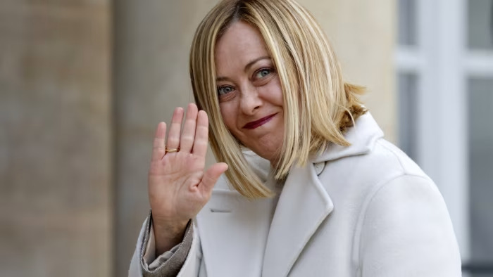 Fratelli d’Italia consolida la sua posizione con un +0,3%, mentre il Pd scende sotto il 23% per la prima volta in tre mesi. Italia Viva e Azione in ripresa.
