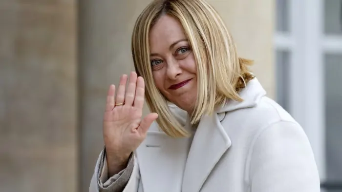 Fratelli d’Italia consolida la sua posizione con un +0,3%, mentre il Pd scende sotto il 23% per la prima volta in tre mesi. Italia Viva e Azione in ripresa.