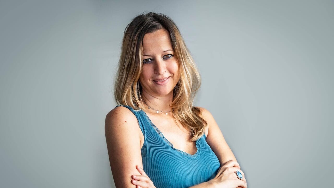 Si è spenta a 49 anni Ilaria Iacoboni, giornalista e conduttrice di Radio Capital. Da tempo combatteva contro un tumore. Lasciano il compagno e il figlio.