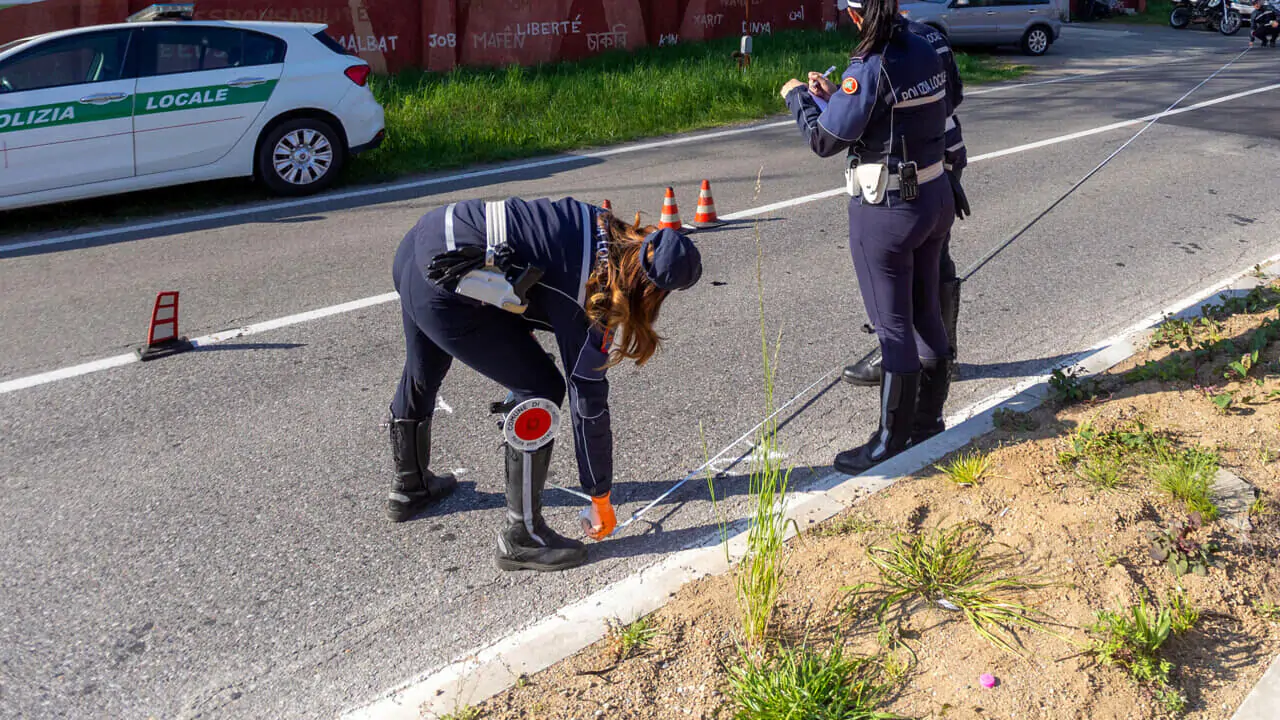 Una giovane di 19 anni è stata investita da un’auto a Paliano, in provincia di Frosinone, e si trova ora ricoverata in gravi condizioni. Il conducente, un ragazzo di 22 anni, si è presentato ai carabinieri, raccontando di essere stato lui a colpirla, ma di non essersene accorto. È stato denunciato per lesioni stradali e omissione di soccorso.