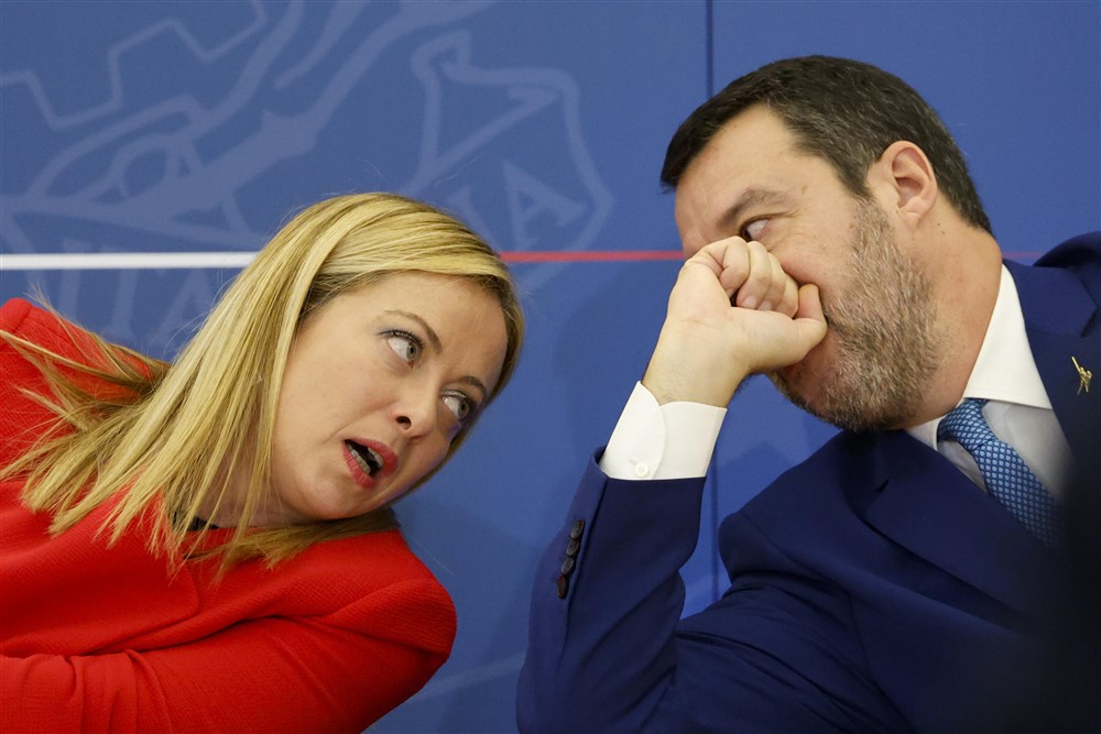 Duro imbarazzo per la maggioranza dopo la pubblicazione di conversazioni interne di Fratelli d’Italia, in cui Salvini viene definito “bimbominkia” e la Lega “senza onore”. L’opposizione attacca, Salvini tace.