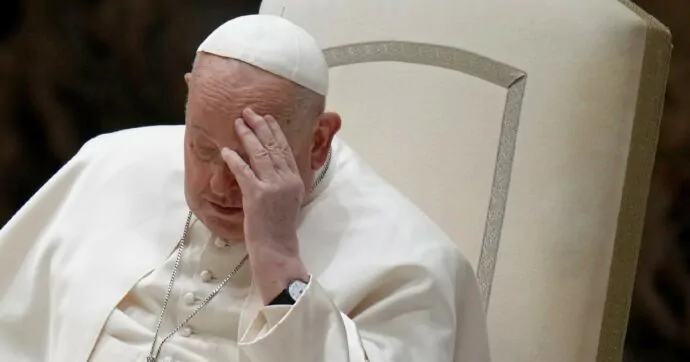Mentre le condizioni di salute migliorano, Bergoglio riunisce i cardinali. Possibile un passaggio di consegne? Il Vaticano osserva e i papabili si preparano.