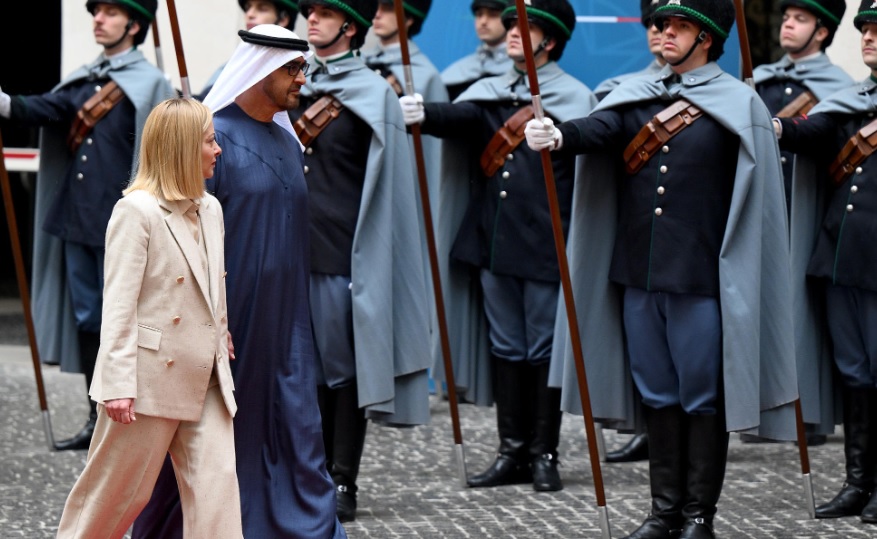 La premier Giorgia Meloni ha definito "storica" la visita del Presidente degli Emirati Arabi Uniti, Sheikh Mohamed bin Zayed Al Nahyan. L’incontro ha rafforzato la cooperazione bilaterale e portato alla firma di oltre 40 accordi tra settori pubblici e privati, per un valore complessivo di 40 miliardi di dollari.