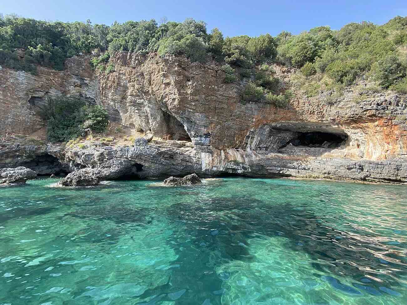 L’errore sui social: nel post celebrativo delle bellezze cilentane appare invece un’immagine della Costiera Amalfitana. Ironie e critiche online.