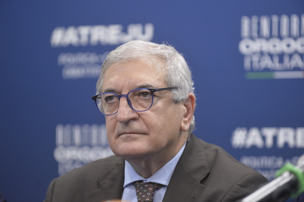 Il governo Meloni non firma la risoluzione UE contro le sanzioni imposte dagli Stati Uniti alla Cpi. Il ministro Foti difende la scelta: “Non siamo stati gli unici, polemica inutile”.