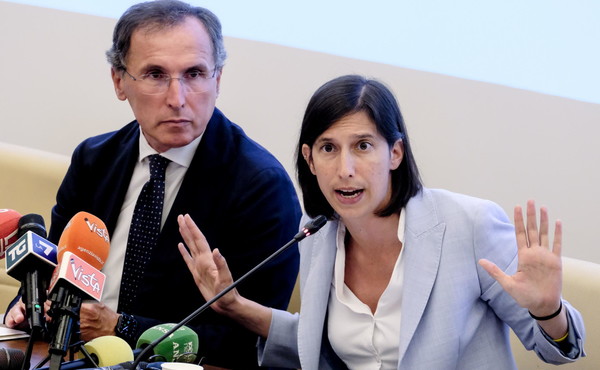 Il voto al Parlamento europeo ha certificato la spaccatura del Partito Democratico, con Elly Schlein sempre più isolata. Boccia: "Serve un chiarimento politico immediato".