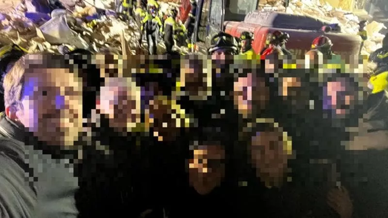 Scatti sorridenti dopo il recupero della donna dalle macerie del palazzo crollato in via De Amicis hanno scatenato indignazione sui social. La replica: "Un ringraziamento ai soccorritori".