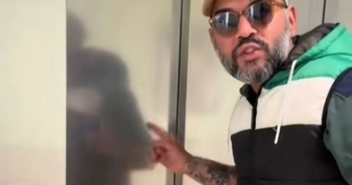 Due influencer complottisti tentano di accedere all’ospedale per "svelare la verità", ma finiscono nel reparto sbagliato tra l'ironia dei social.