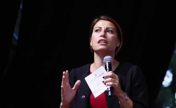 Nicola Fratoianni e Elisabetta Piccolotti al centro delle critiche per l’acquisto di una Tesla. Dopo la rivelazione, la coppia di Sinistra italiana si difende, ma il caso infiamma i social.