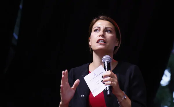Nicola Fratoianni e Elisabetta Piccolotti al centro delle critiche per l’acquisto di una Tesla. Dopo la rivelazione, la coppia di Sinistra italiana si difende, ma il caso infiamma i social.