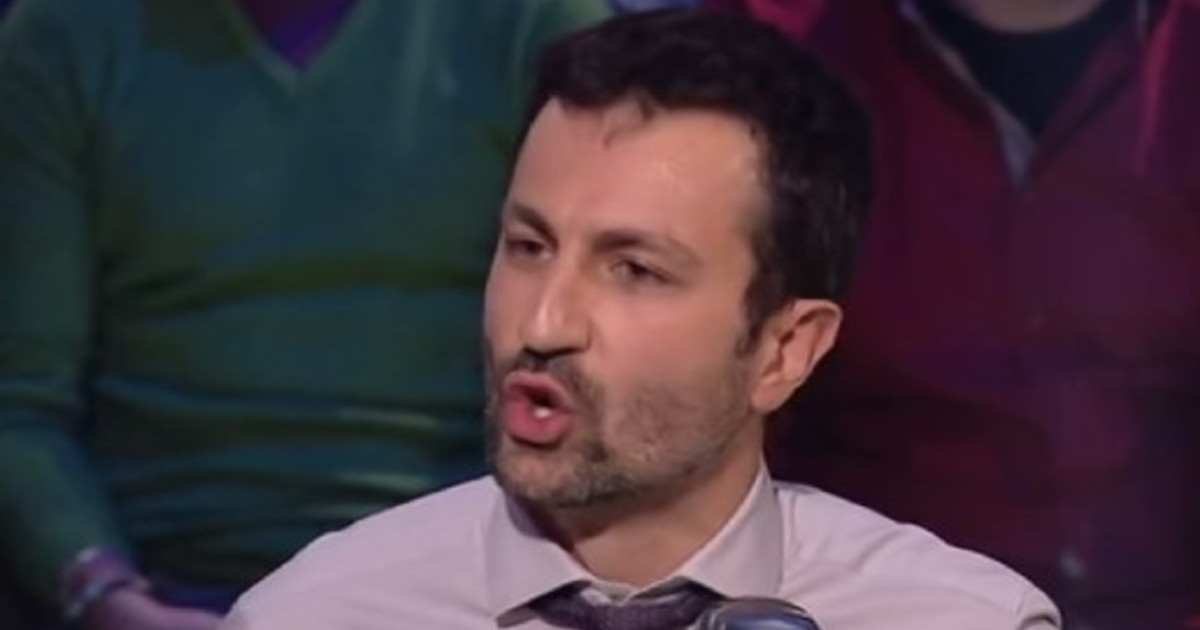 Il leader della Lega replica alle accuse del direttore de L’Europeista, che lo aveva definito un “traditore”. Salvini: «Difendere l’Italia significa essere servi e pagliacci?»