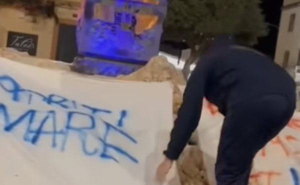 Dopo il naufragio di un gommone, alcune ong hanno esposto striscioni in piazza della Libertà. Il vicesindaco li ha rimossi, parlando di atto abusivo.
