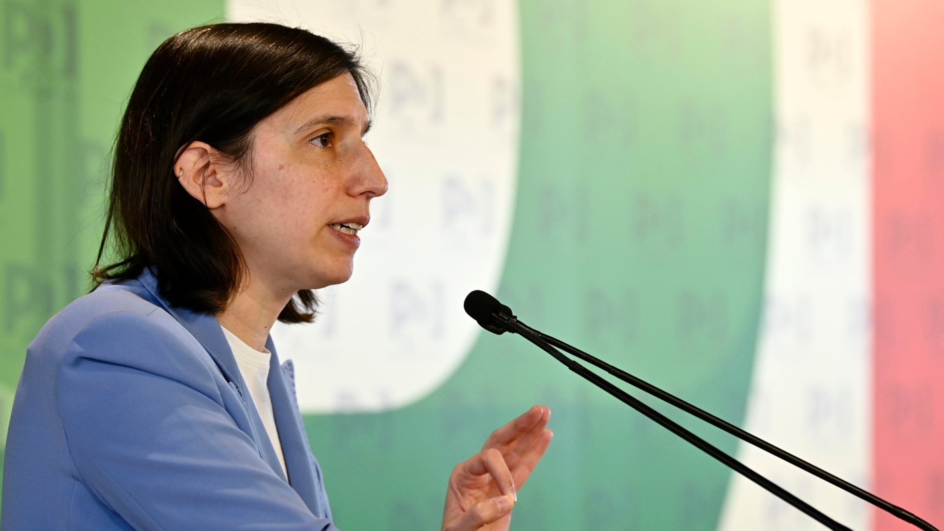 Il Pd cambia rotta sulla politica estera e apre alla mobilitazione nazionale. Schlein annuncia il sostegno al referendum sul Jobs Act, ma la minoranza interna frena.
