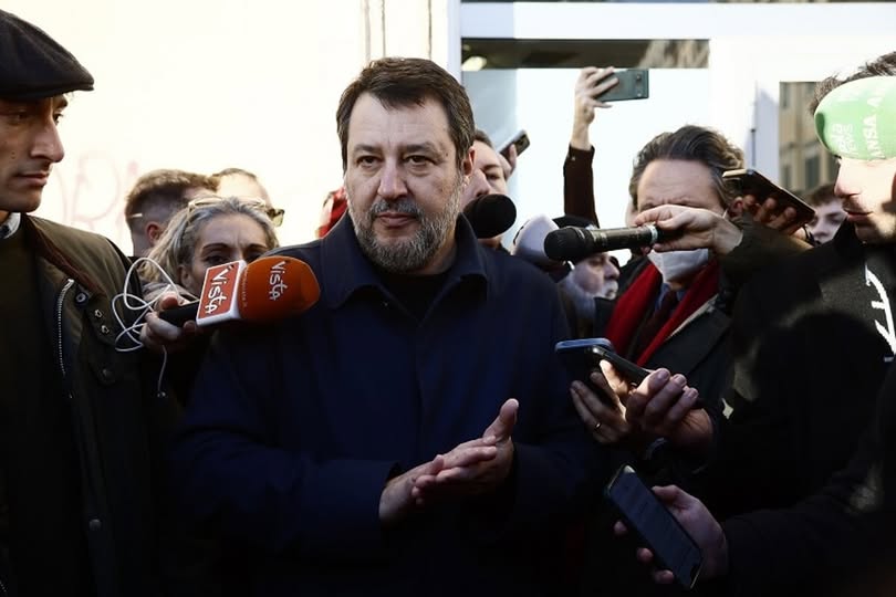 Il vicepremier critica il presidente francese per le sue dichiarazioni sulla difesa europea e ribadisce il no all'invio di militari italiani in Ucraina.