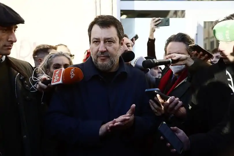Il vicepremier critica il presidente francese per le sue dichiarazioni sulla difesa europea e ribadisce il no all'invio di militari italiani in Ucraina.
