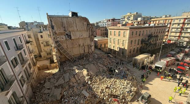 Dopo oltre 24 ore di ricerche, la 74enne è stata estratta viva dai Vigili del Fuoco. Si trovava sotto le macerie della scala del palazzo.