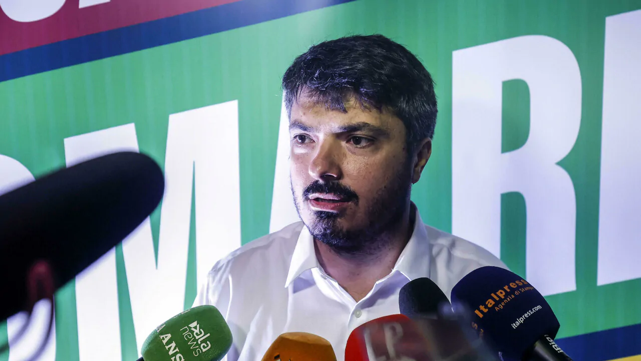 Da Calenda a Schlein fino a Conte, la sinistra si divide su Ucraina, difesa e rapporti con l'Europa. Tre piazze diverse e nessuna convergenza.