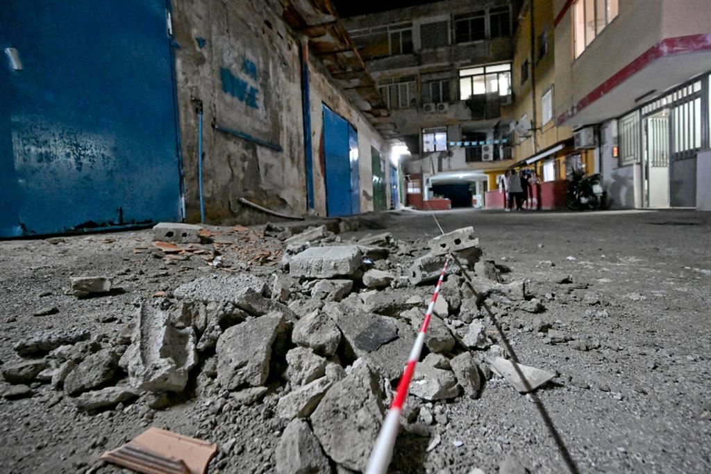 Forte scossa nella notte tra il 12 e il 13 marzo con epicentro tra Pozzuoli e Napoli. Una donna estratta viva dalle macerie, danni e paura tra la popolazione.