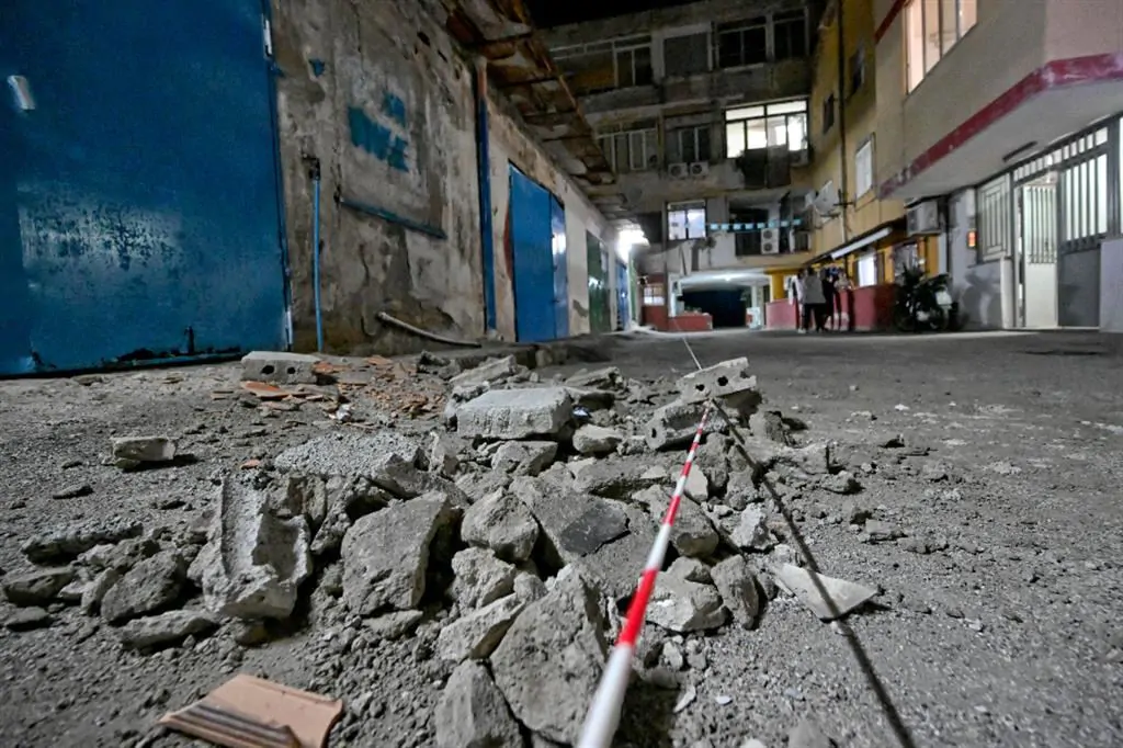 Forte scossa nella notte tra il 12 e il 13 marzo con epicentro tra Pozzuoli e Napoli. Una donna estratta viva dalle macerie, danni e paura tra la popolazione.