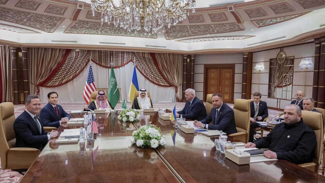 A Gedda, in Arabia Saudita, Stati Uniti e Ucraina hanno raggiunto un'intesa per una tregua di 30 giorni con la Russia, in cambio del supporto americano. Washington ha inoltre annunciato il ripristino della condivisione di informazioni di intelligence con Kiev, dopo la sospensione seguita alle tensioni tra Trump e Zelensky.