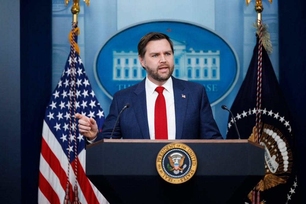 Il vicepresidente degli Stati Uniti J.D. Vance, protagonista del durissimo scontro con Volodymyr Zelensky nello Studio Ovale, è stato accolto con forti proteste durante una vacanza sulla neve in Vermont. Centinaia di manifestanti, con striscioni e slogan, hanno espresso il loro dissenso verso l’atteggiamento del numero due di Donald Trump, accusato di aver provocato e umiliato il leader ucraino durante l’incontro a Washington.
